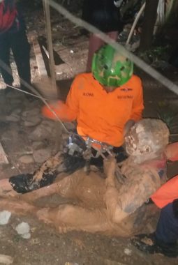 Tim Basarnas Kabupaten 50 Kota Berhasil Evakuasi Korban Kecapean Penggali Sumur, di Lintau Tanah Datar Sumbar.