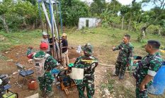 PASTIKAN AIR MENGALIR, DANSATGAS TMMD KE-125 TINJAU LANGSUNG PEMBUATAN SUMUR BOR DI KP. CISIREUM